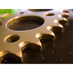 COURONNE RENTHAL 50 DENTSCR125-250-450 '87-06 ANTI-BOUE / ANODISE DUR